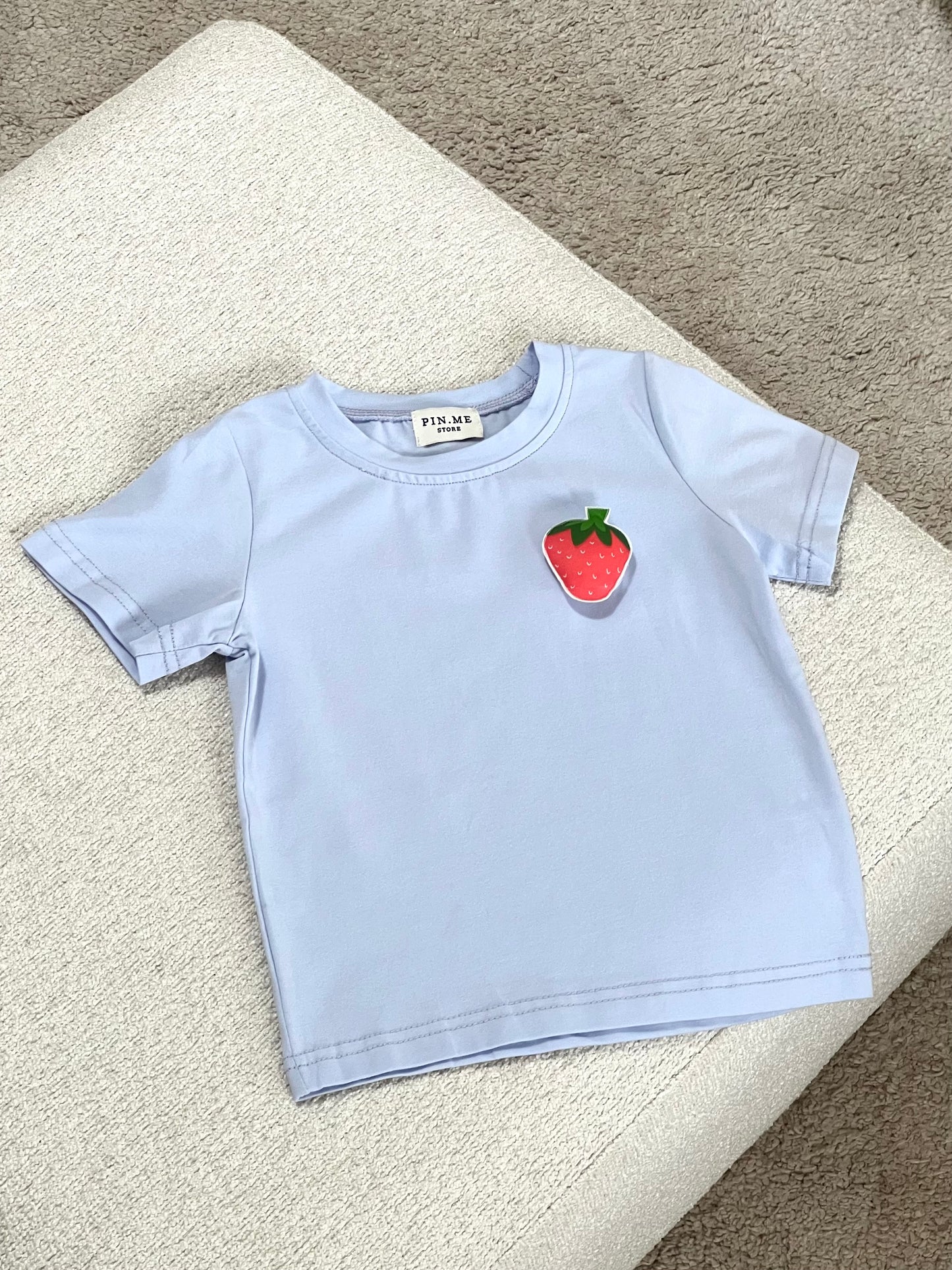 Light blue t-shirt and 2 changeable decorations