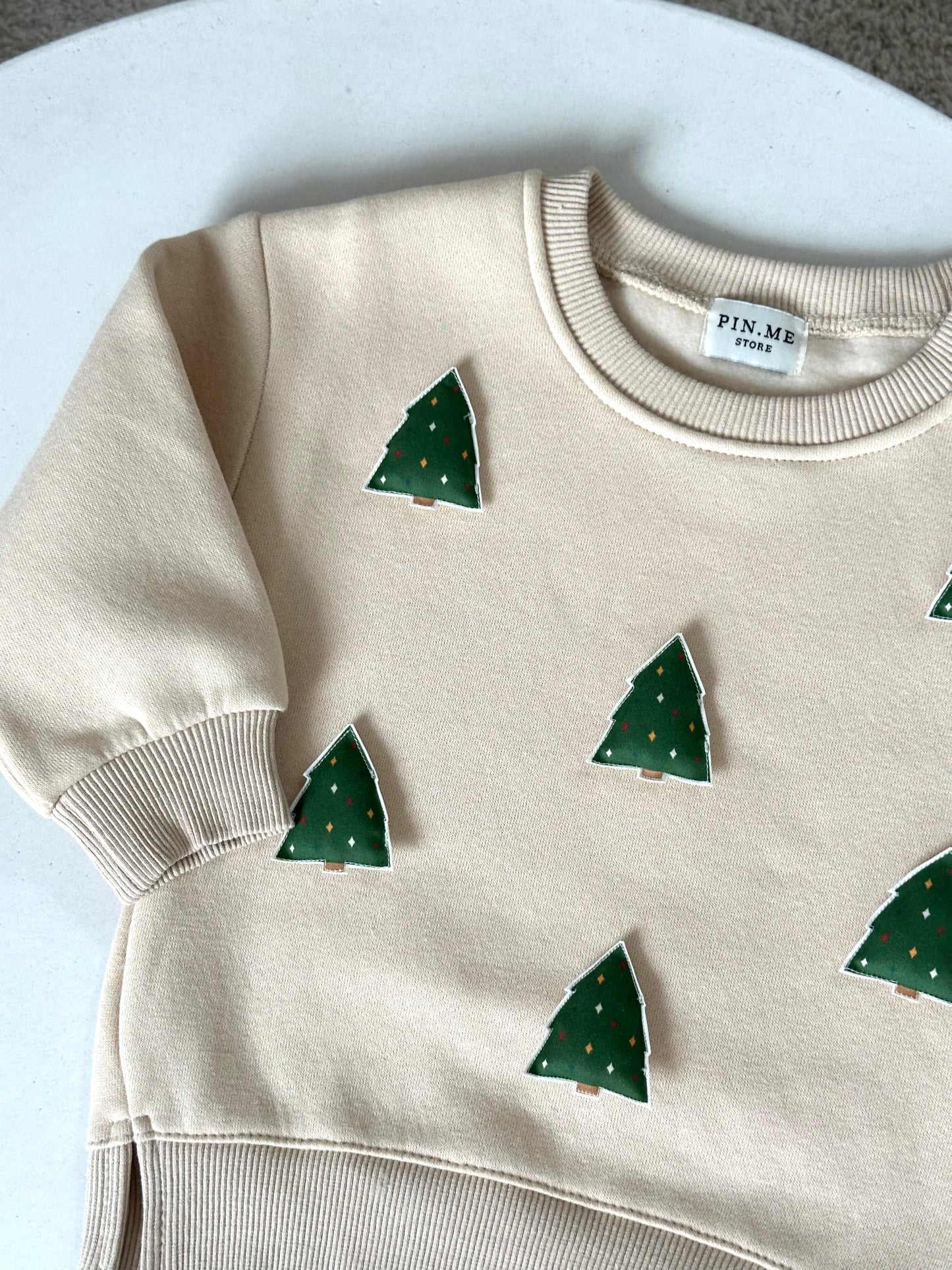 Sandy sweatshirt with two toys