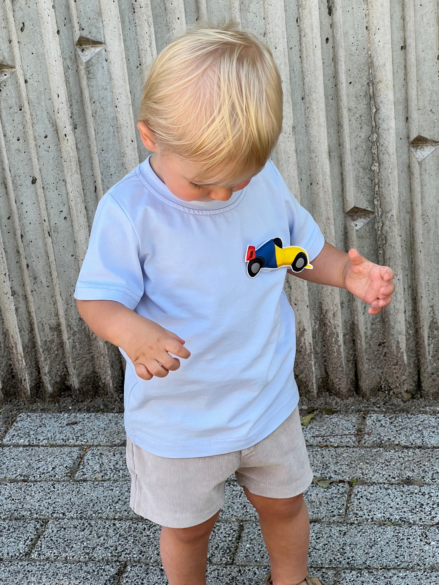 Light blue t-shirt and 2 changeable decorations