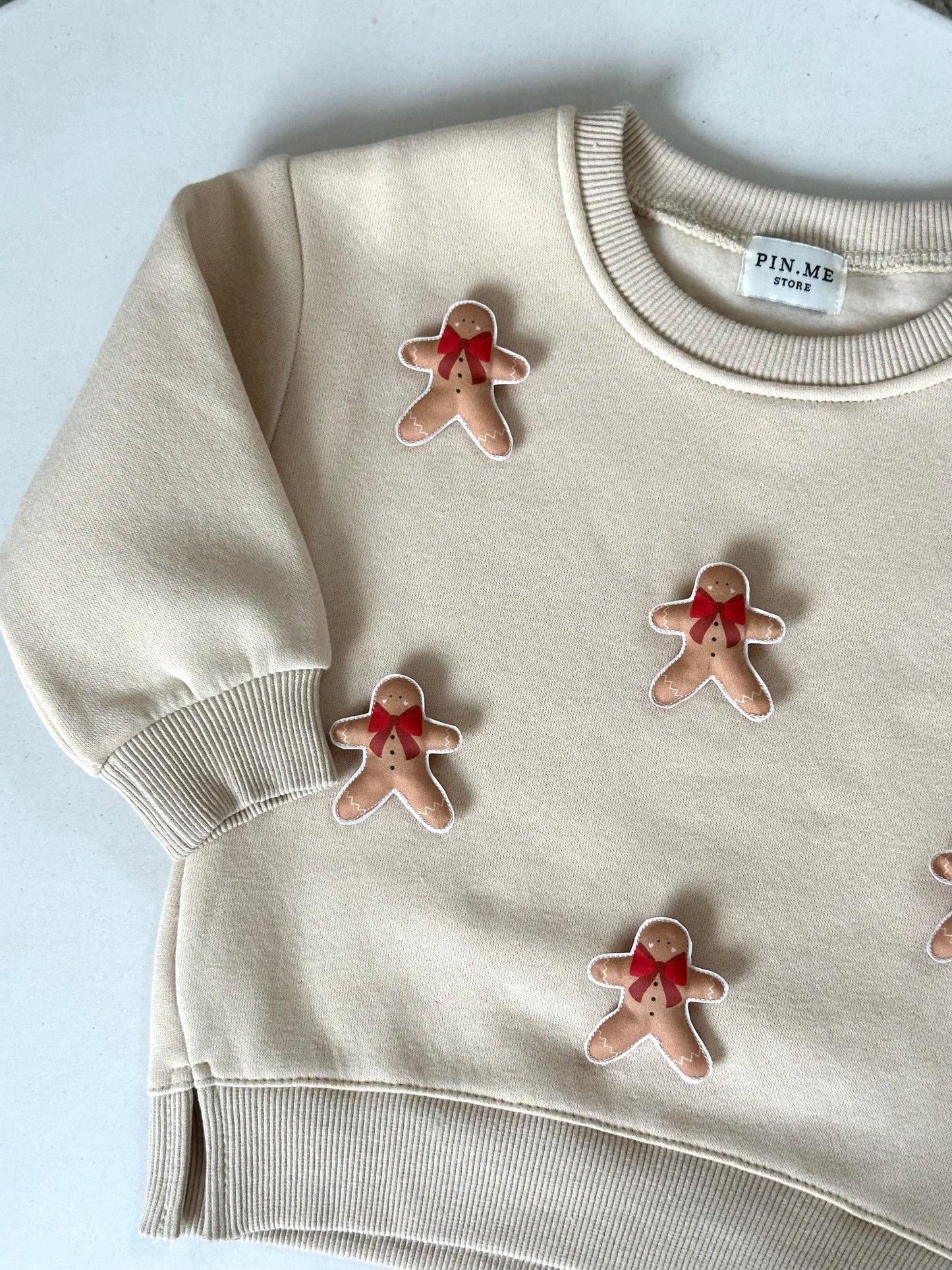 Sandy sweatshirt with two toys