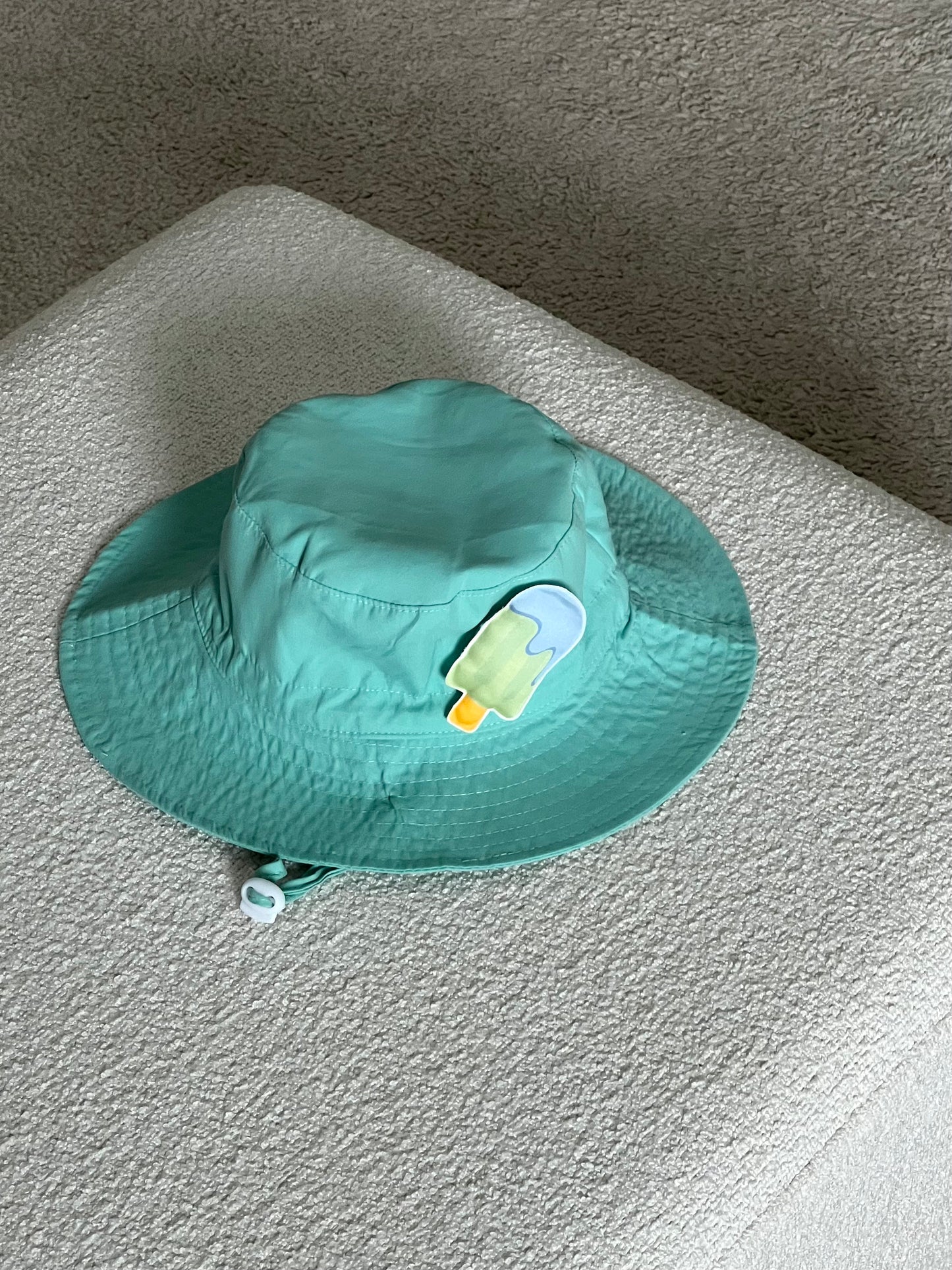 Green hat with 1 changeable decoration