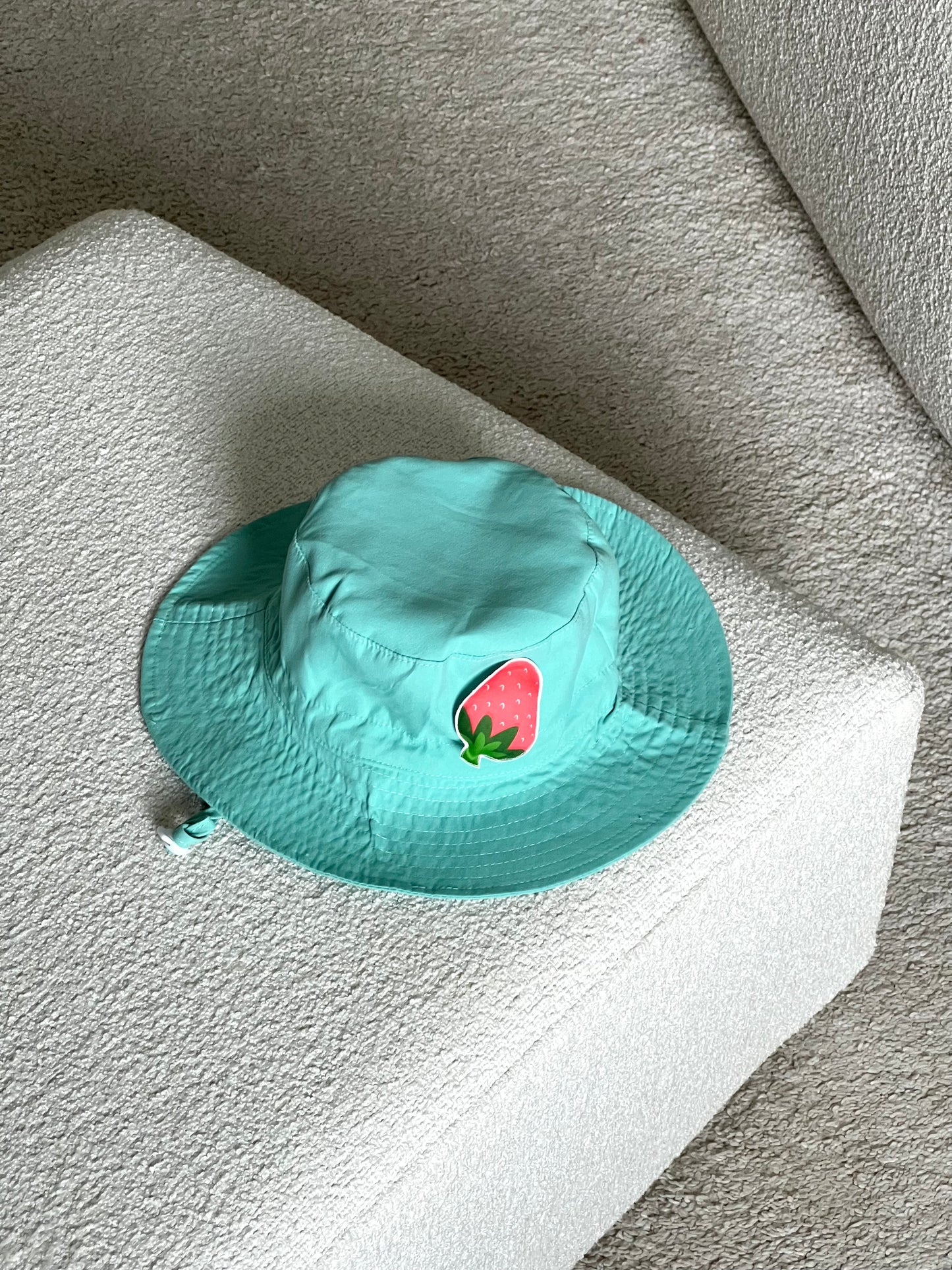 Green hat with 1 changeable decoration