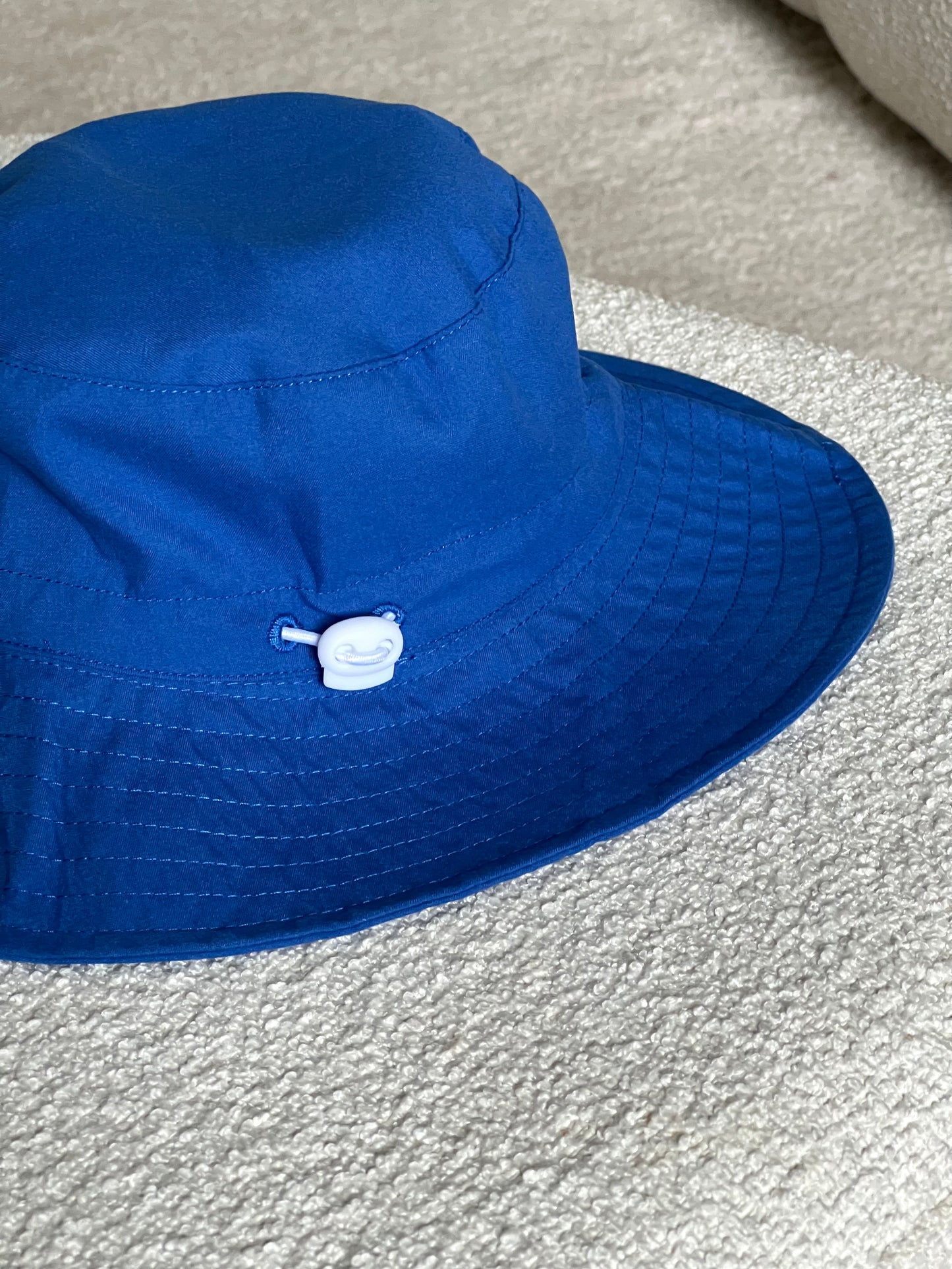 Blue hat with 1 changeable decoration