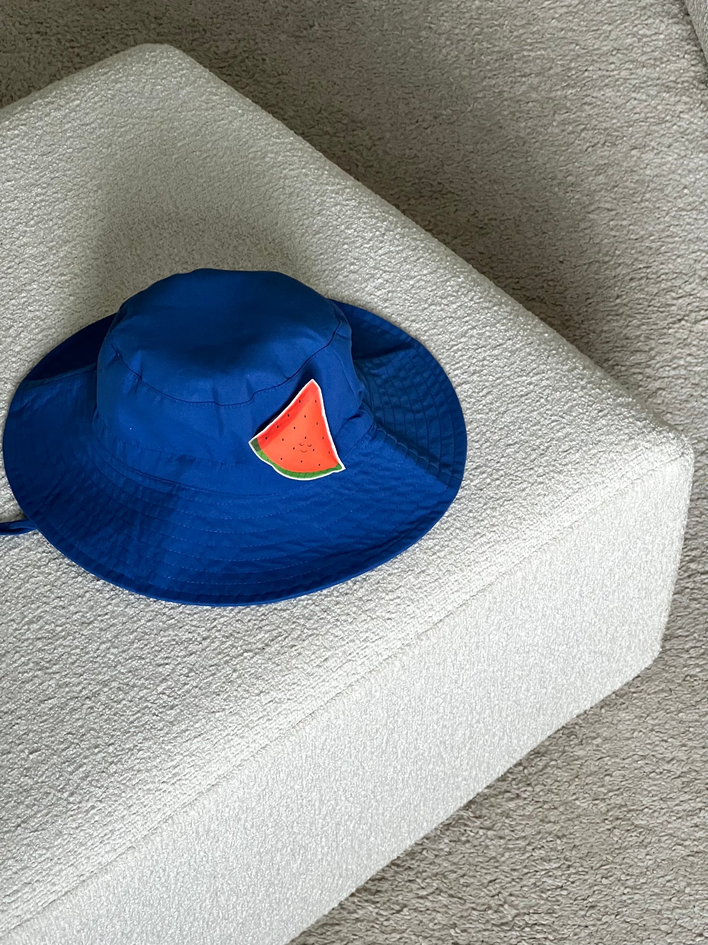 Blue hat with 1 changeable decoration