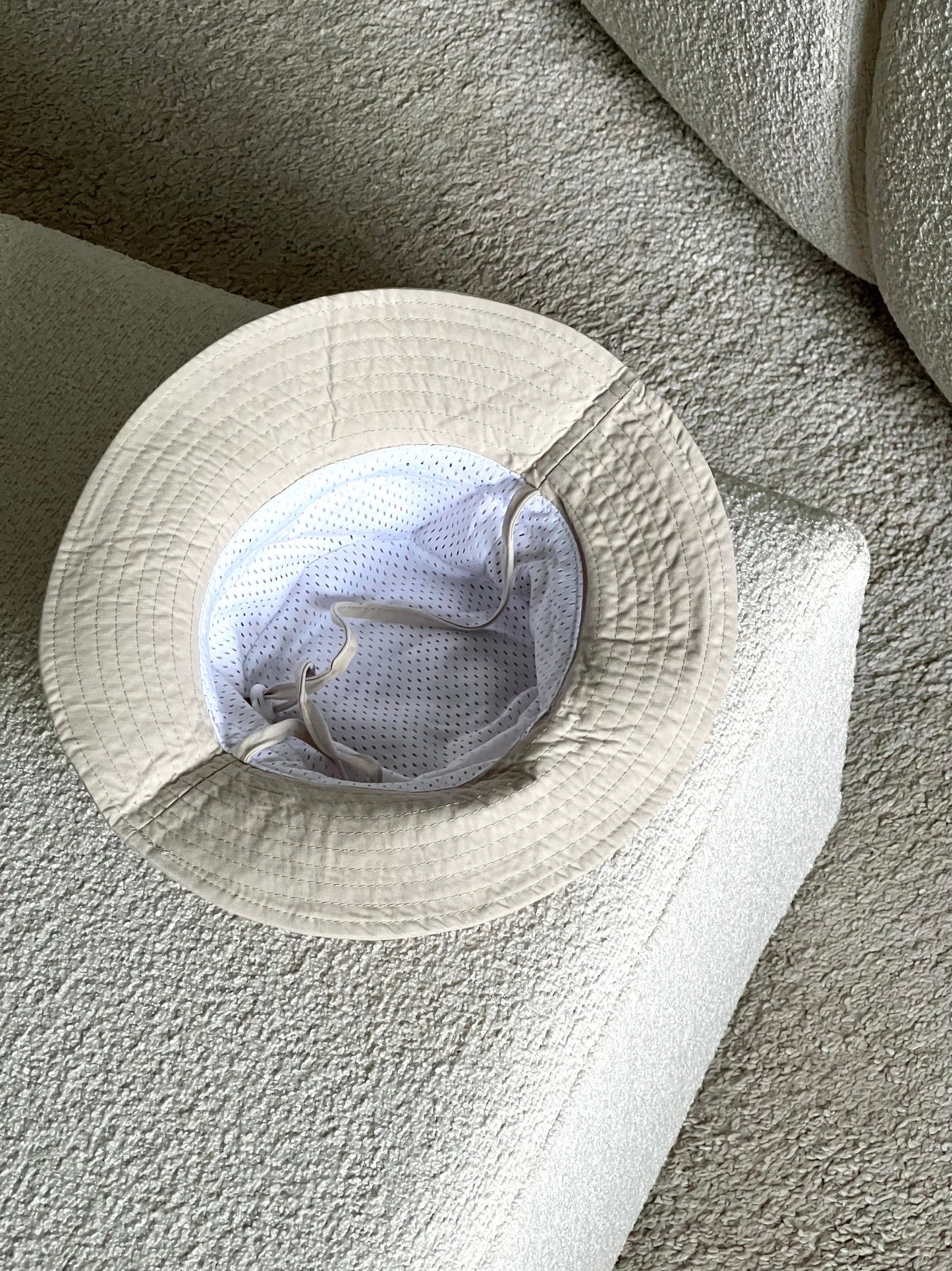 Beige hat with one changeable decoration