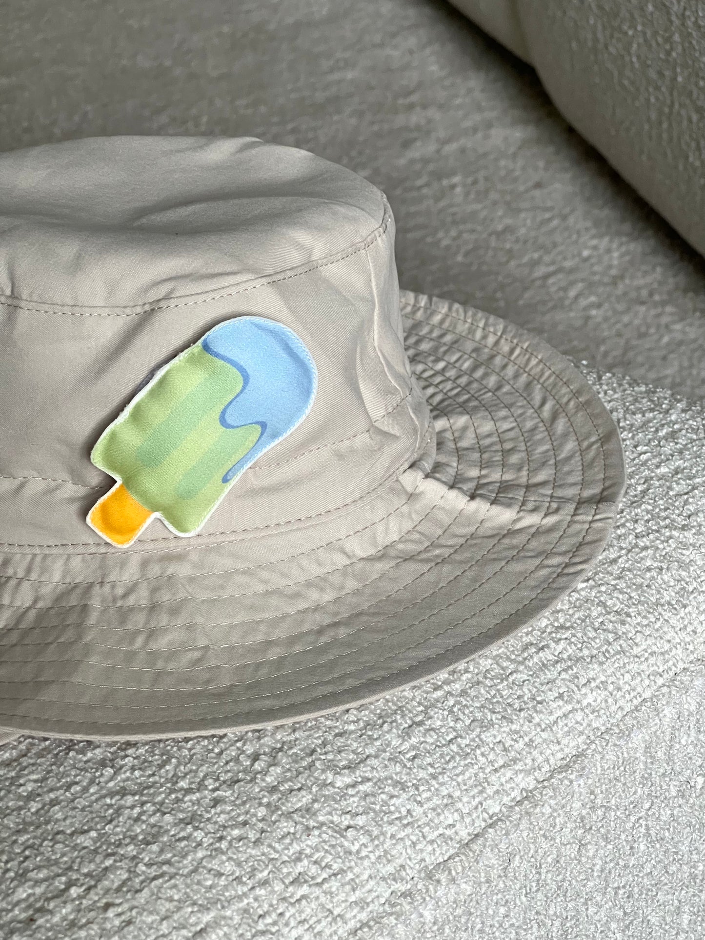 Beige hat with one changeable decoration