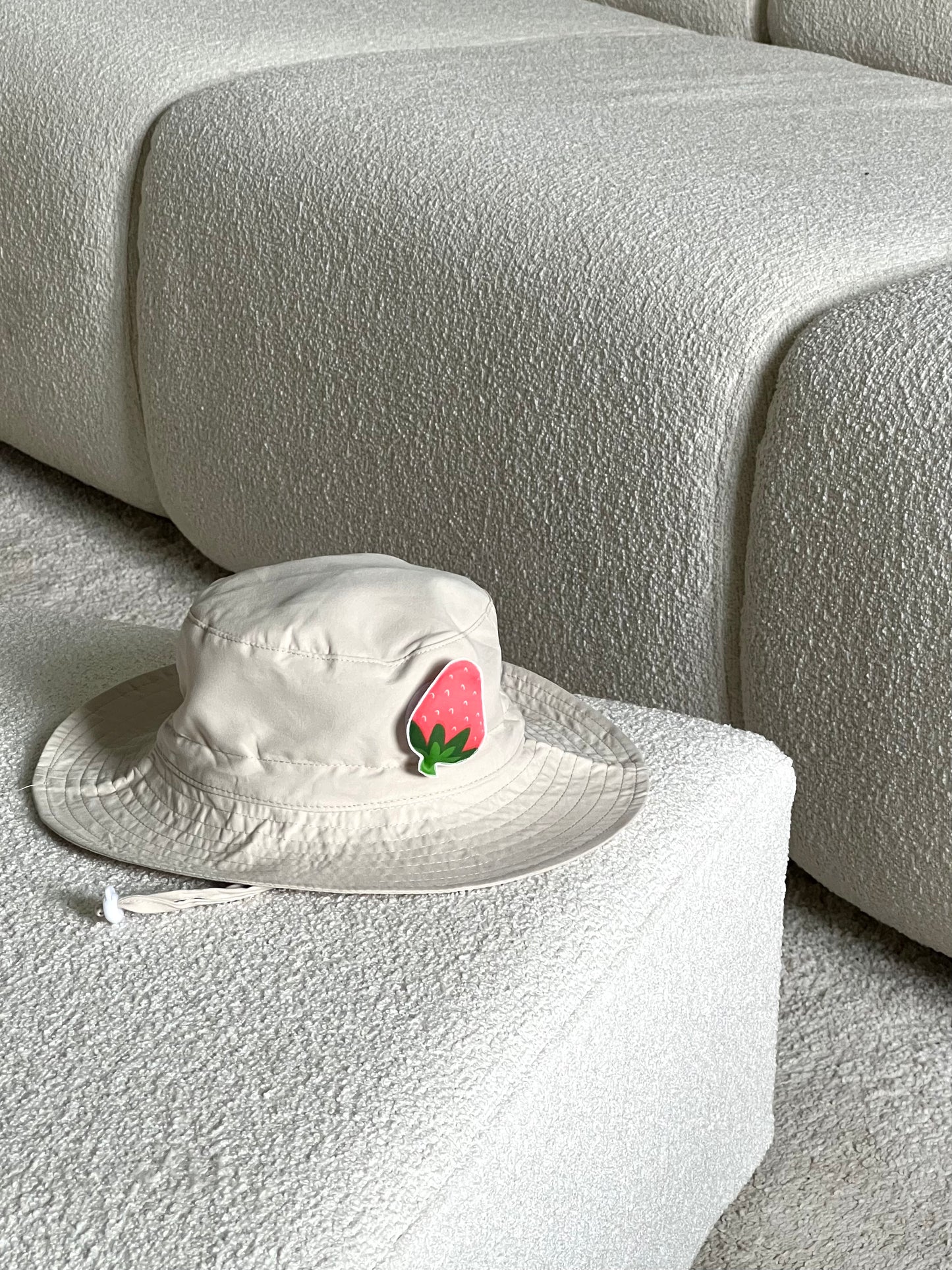 Beige hat with one changeable decoration