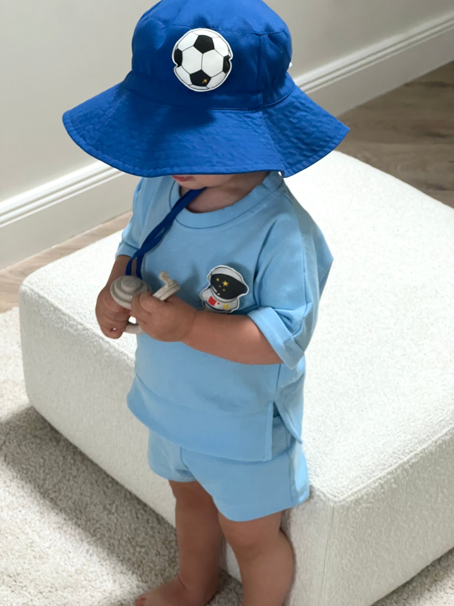 Blue hat with 1 changeable decoration