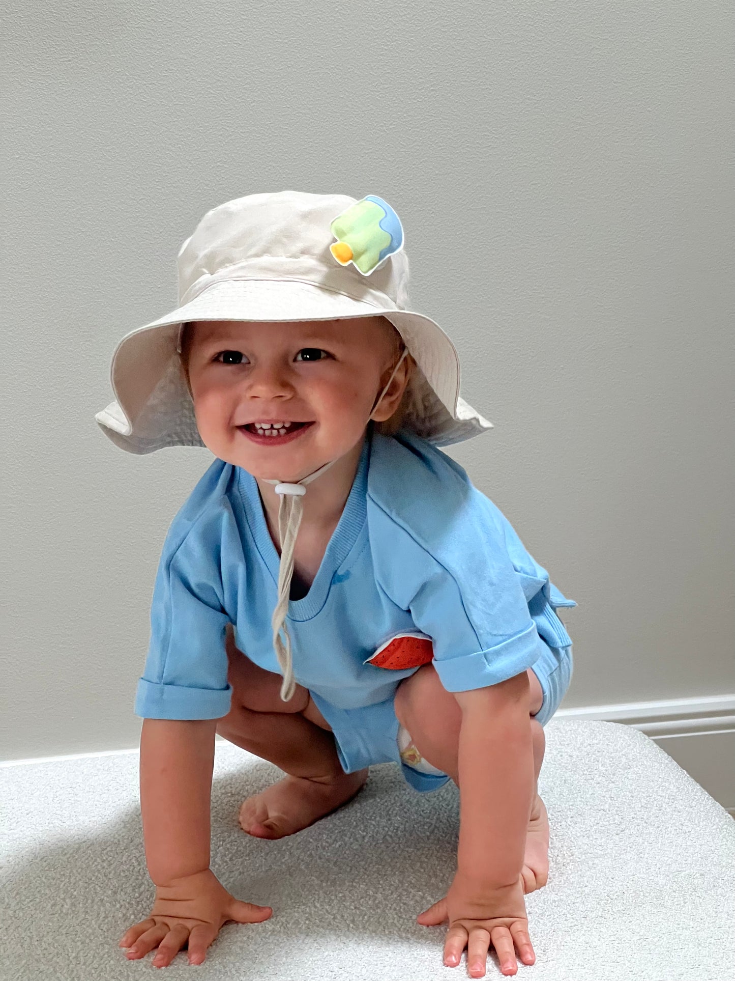 Beige hat with one changeable decoration