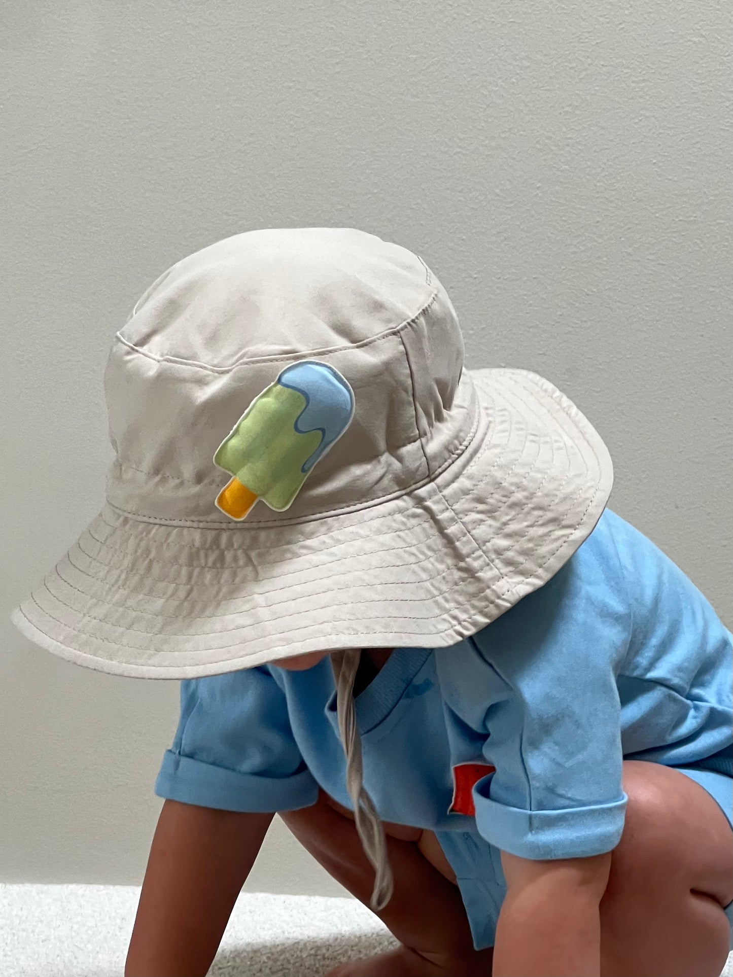 Beige hat with one changeable decoration