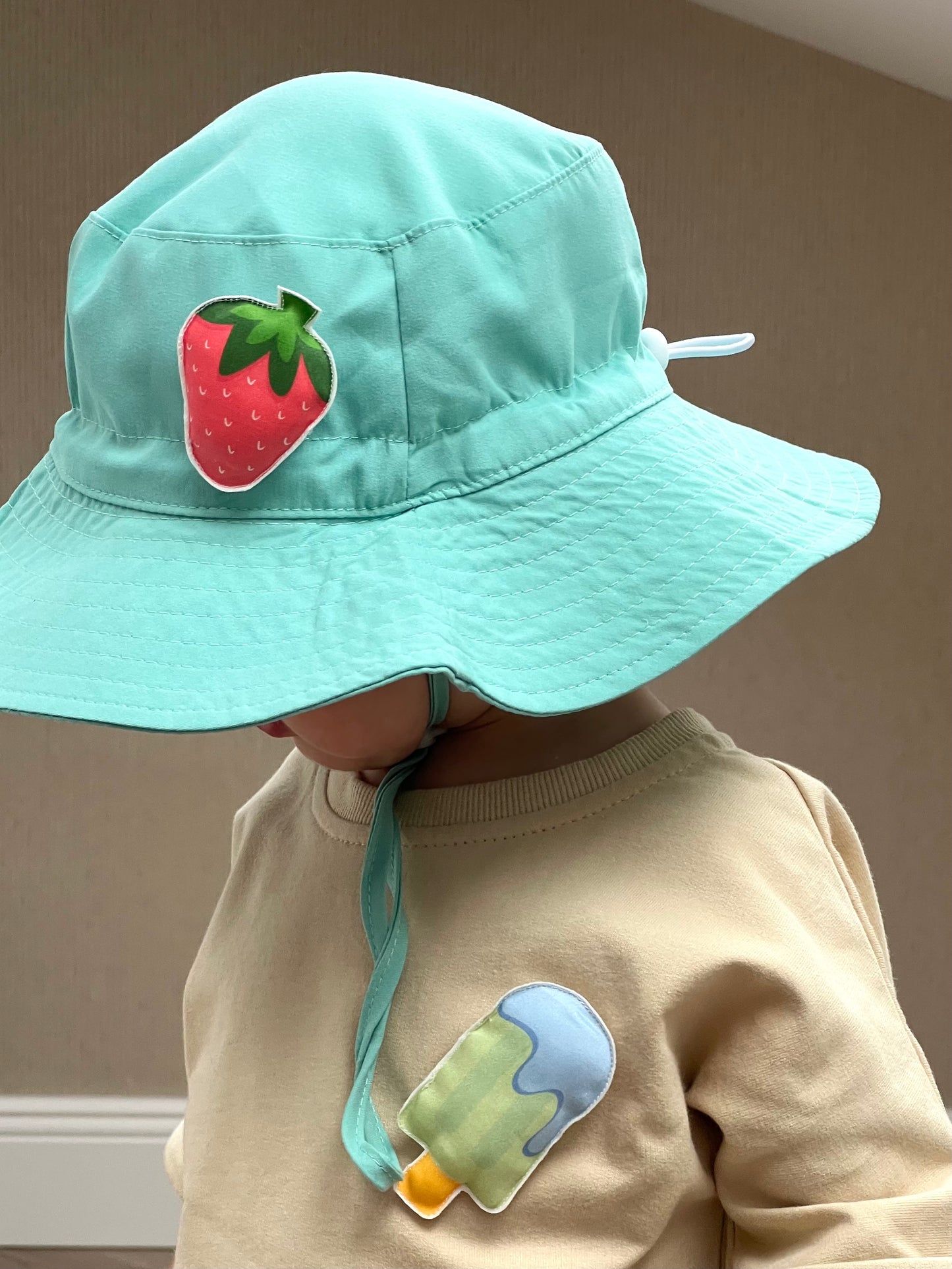 Green hat with 1 changeable decoration